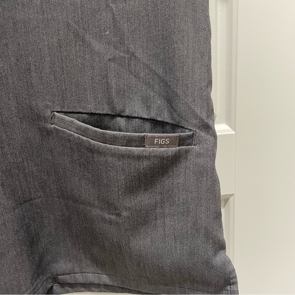 Figs Casma Three-Pocket Scrub Top™ in Graphite Grey XS - Picture 9 of 10